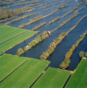 835403 Luchtfoto van recreatiehuisjes in de Kievitsbuurt, het legakkergebied in de Loosdrechtse Plassen te Breukelen.